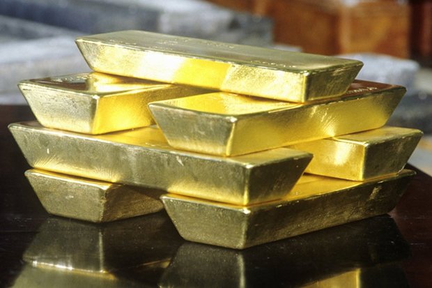 14 kg of gold bullion is placed in the basket of commodity exchange buyers